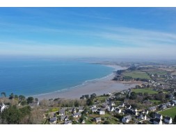Maison bretonne typique rénovée avec jardin en pelouse de 2.000 m² environ