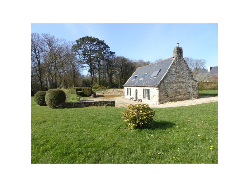 Maison bretonne typique rénovée avec jardin en pelouse de 2.000 m² environ