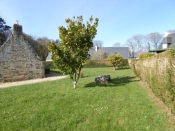 Maison bretonne typique rénovée avec jardin en pelouse de 2.000 m² environ